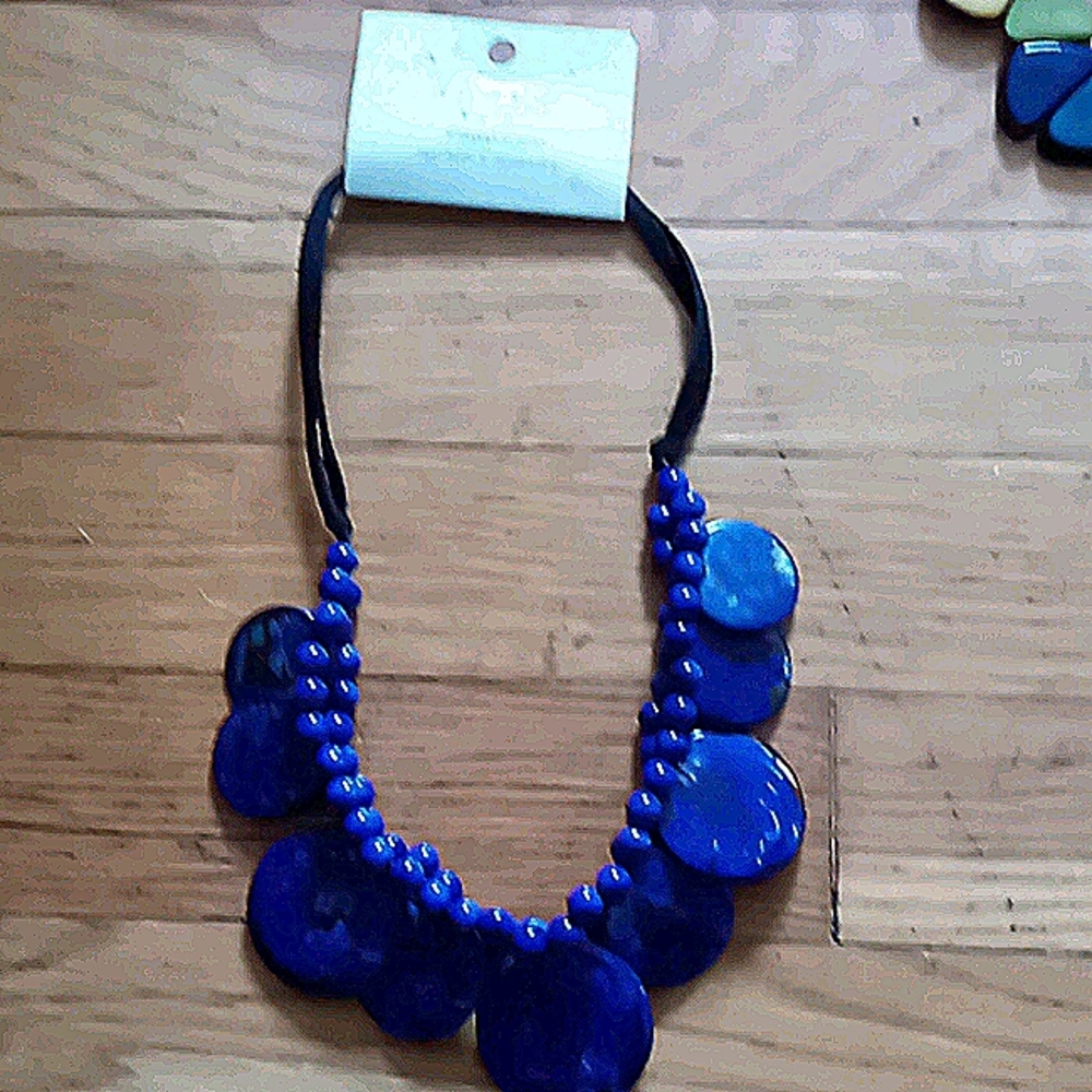 Circular blue shapes and blue beads necklace